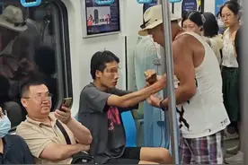 青岛大爷抢座把小伙打得毫无还手之力，知情人曝光经过，官方通报图片