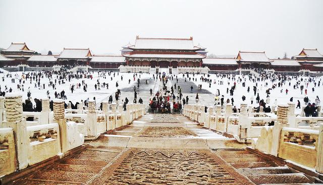 京城初雪拂过紫禁城的每一个角落 故宫红墙金瓦变身童话仙境