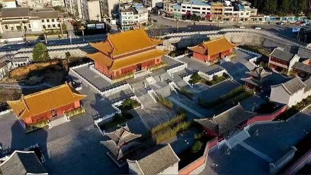 贵州独山县有多个烂尾工程，有些项目已经开始长杂草了