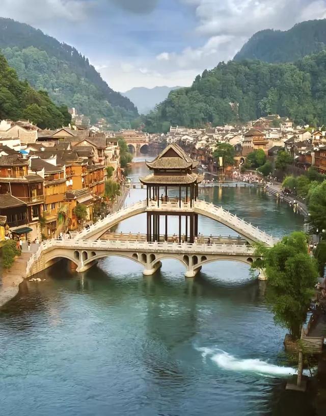 五彩斑斓营造出如梦如幻的古典意境