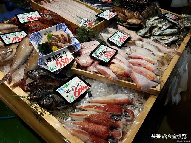 扇贝腐烂，盟友沉默！日本5500亿买不来美国一句撑腰，民调创新低