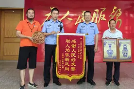 两男子车顶所载物品掉落高速路遗失，交警帮其找回图片