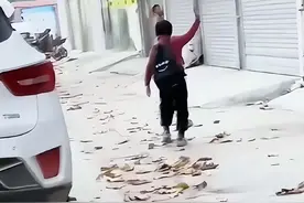 太感人了！捂裤洞挥手告别母亲的男孩后续：父母已复婚！男孩笑了图片