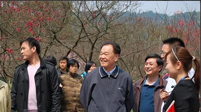 他是华国锋的接班人一心为国操劳，晚年回到家乡当农民
