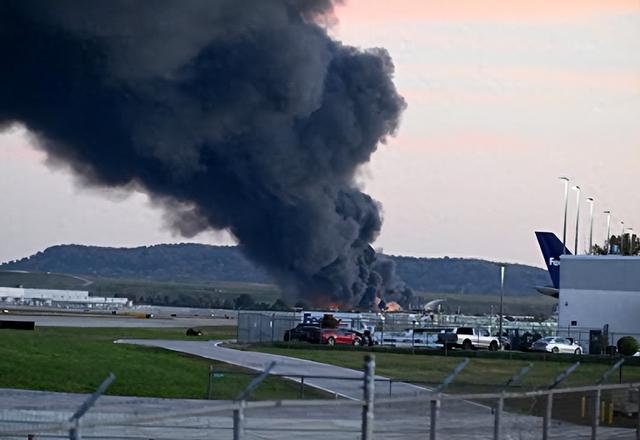 美飞机又出事！炸弹威胁、货机坠毁，华盛顿机场停飞，都是意外？