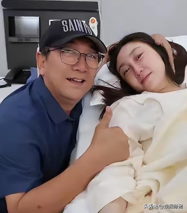 水均益泉州给女儿带娃，与前妻18年后再同框，主动搭话对方却不理