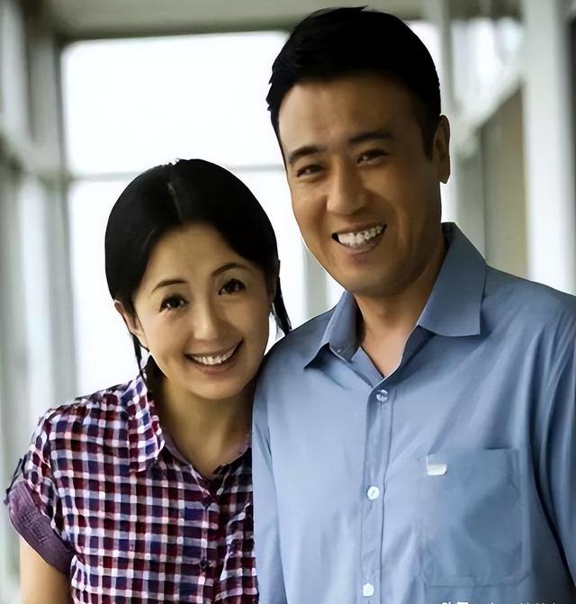 3岁丧父，吃姐姐奶水长大，成名后为8个哥姐买房，如今成全家骄傲