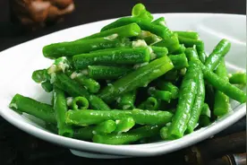 炒豆角时，最忌焯水或过油！教您一妙招，脆绿不发黄，鲜嫩又入味图片