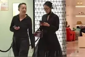 宋丹丹那英潇洒逛街，嫁给英达28年的梁欢，却放弃事业回归家庭图片