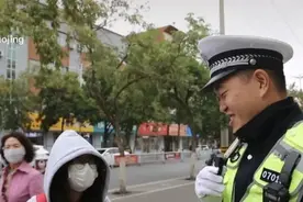 笑喷！看女大学生“整治”交警：不戴头盔被抓却金句频出有理有据图片