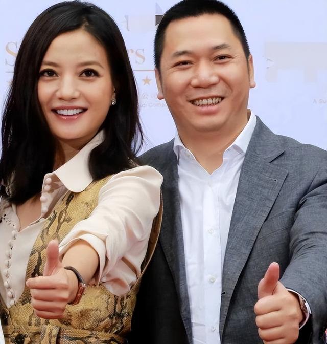 婚姻事业全无，消失4年后，49岁赵薇再曝近况，胃癌传闻真相曝光