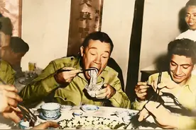 1942年的云南昆明：美国人吃面狼吞虎咽，旷野中的残佛令人惊奇图片