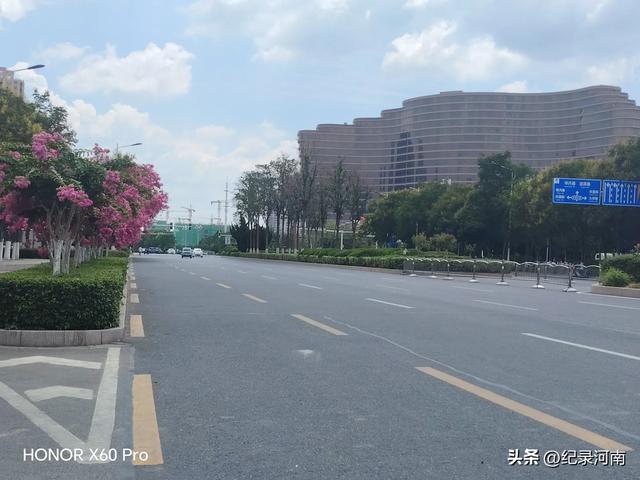 信华建国酒店和新城吾悦广场，如同商丘市中心城区的两颗璀璨明星