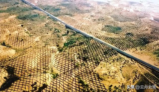 一天“吞”掉40亩沙漠？中国发明的“吞沙巨兽”，已在甘肃使用！