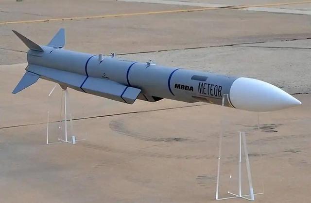 12架日机模拟打击辽宁舰，虚晃一圈不敢靠近	，该庆幸这不是实战