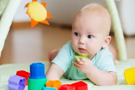 宝宝后脑着地摔倒，第二天夜间上吐下泻，看看这个宝妈是怎么做的图片