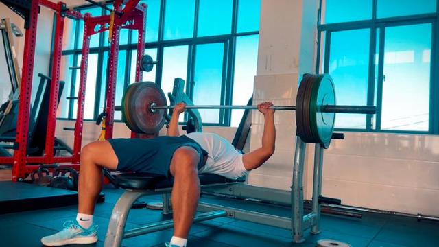 人活多久，看走路就知道？寿命短的人，走路一般会出现这7个特征