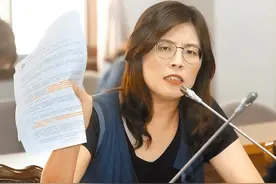 2022年，台湾名嘴郑丽文：两岸一旦开战，大陆经济倒退30年图片