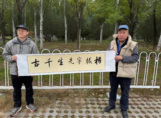 翁帆现身葬礼！穿黑衣站首位，眼睛哭得红肿	，丈夫离世前细节曝光