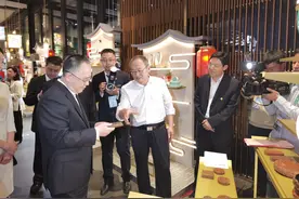 “山西三宝”之绛州澄泥砚以其精湛的传统工艺、丰富的文化内涵享誉上海进博会。图片