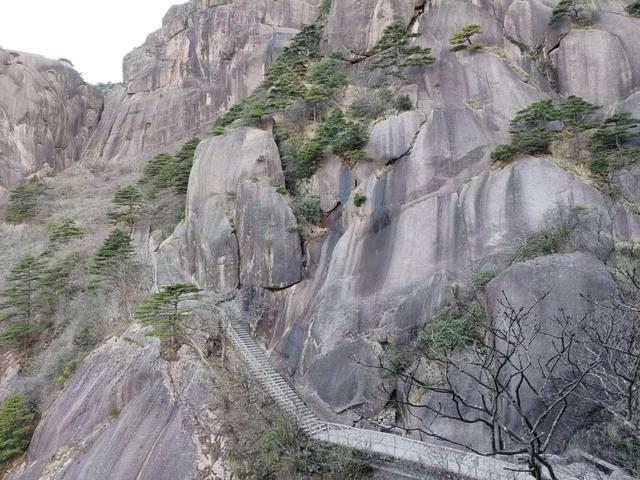 漫步黄山松掩山丛树杪，云隐仙踪徒步蹬道千阶