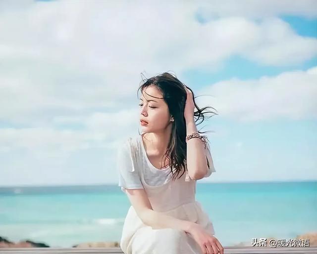 一个女人手上没有手镯、手链，脖子上没有项链，是处于这三种情况
