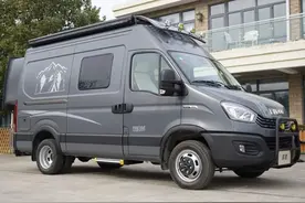 带后拓展的B型房车，车内有1米5的大床，空间小的问题终于解决了图片