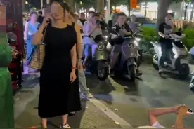 游客称买18斤榴莲复秤只有8斤多，摊贩见对方报警大喊“来打我啊”，市监和警方已介入调查图片