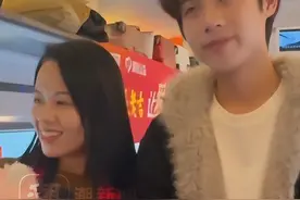 返乡高铁上车厢内现场相亲，22小伙成功牵手35岁姐姐，两人还获得整只烤乳猪作为奖励图片