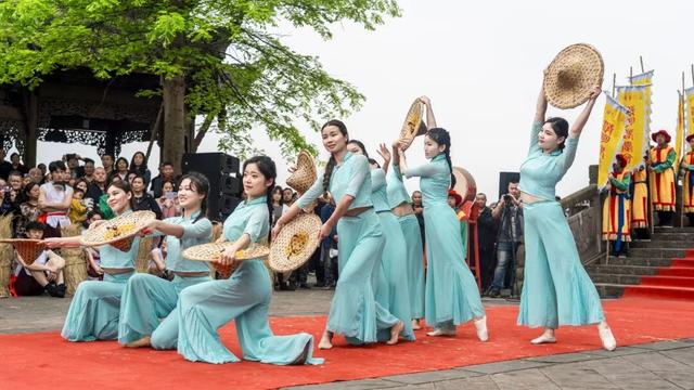 夯爆了！元通古镇清明春台会玩出新潮范儿