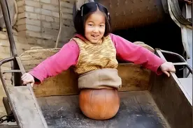 当年那个没腿的“篮球女孩”，如今28岁了，貌美如花，当了公务员图片