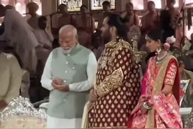 首富家排场大莫迪做证婚人，妮塔跪迎最高领袖，阿南特体虚需吸氧图片