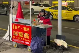 儿子生父自杀 女子带俩娃街头摆摊？她的视频点赞超600万，众多网友捐款，重庆当地回应图片