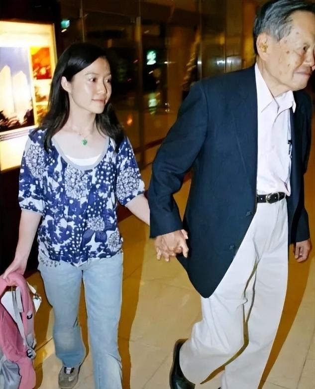 2021年，99岁杨振宁与72岁岳母罕见出镜，头发黑了，翁帆有些发福