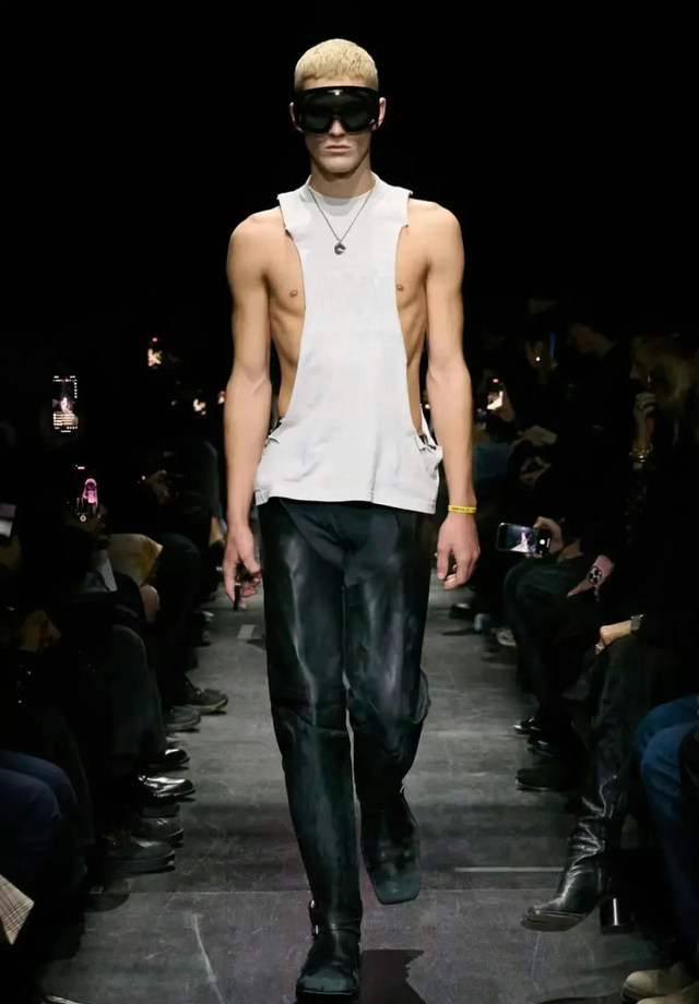 “露乳装	”、“开裆裤”	、“内裤裙”，时尚圈的设计有多辣眼？