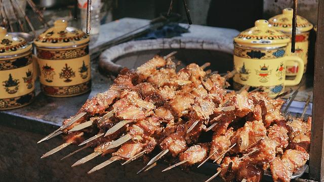 新疆哈密百年老街，走进阿拉丁神神灯的童话世界，超多美食