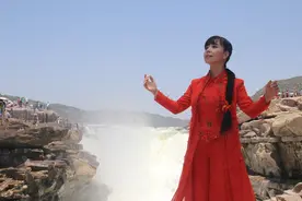 著名歌手王二妮：年薪百万却嫁平凡丈夫，如今过的怎样了？图片