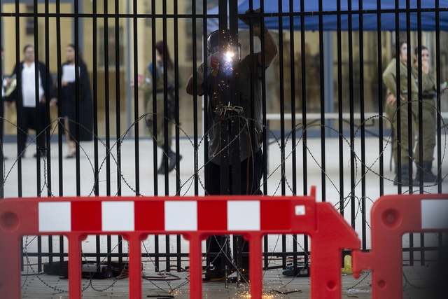 15岁少年当场坠亡！以色列20万人上街，内塔尼亚胡傻眼了！