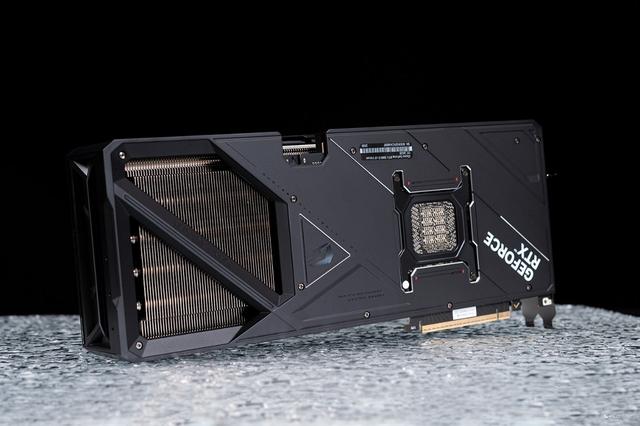 iGame RTX 5090 D v2火神显卡评测：凌厉方正硬汉！性能依旧能打！