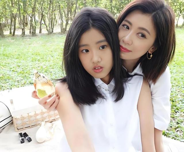 贾静雯没想到，当年赔2600万争回的女儿，如今用50亿遗产替她争光