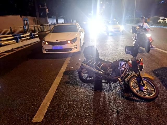 重庆摩托飙车2人死亡，现场惨烈，女子挂护栏上，目击者曝全过程
