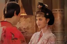 张昌宗趁武则天休息，偷偷溜进上官婉儿房间，一把将她搂进怀里！图片