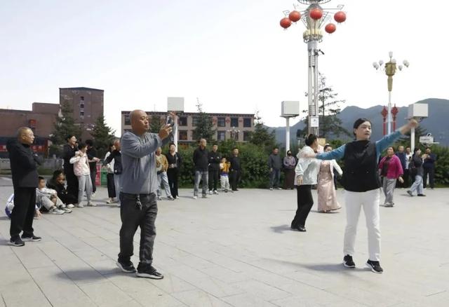碌曲：旅游热度持续攀升，街头巷尾尽显热闹景象