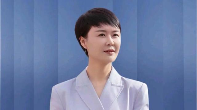 47岁贺娇龙去世!抢救过程被曝，此前疑早有征兆，将葬在父亲身旁