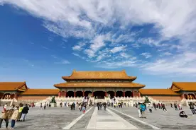 穿衣自由不是没边界！逛故宫这打扮，究竟谁不尊重谁？图片