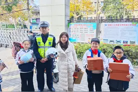 “小手拉大手，安全伴我行”青山区交通大队深入学校开展电动自行车交通安全宣讲！图片
