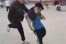 河南女孩爸爸暴打校霸后续：男孩母亲遭全网痛批，女孩舅舅爆内情图片