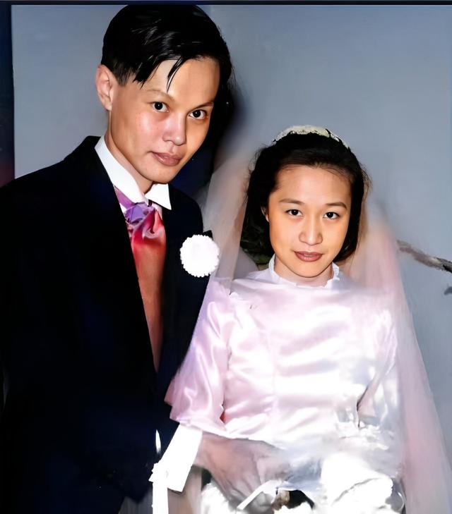 2021年，99岁杨振宁与72岁岳母罕见出镜，头发黑了，翁帆有些发福