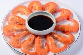 水煮虾时，用开水还是冷水？原来一直做错了，难怪又老又柴腥味重图片