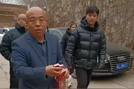 解清帅回乡祭祖放声大哭，解克锋手中香烟惹争议，专业摄影师跟拍图片